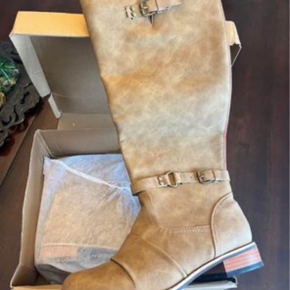 Shoes - Woman’s boots Sz 10